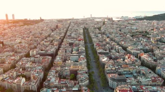 鸟瞰巴塞罗那城市天际线，Passeig de Gracia和Eixample住宅区日出。西班牙加泰罗