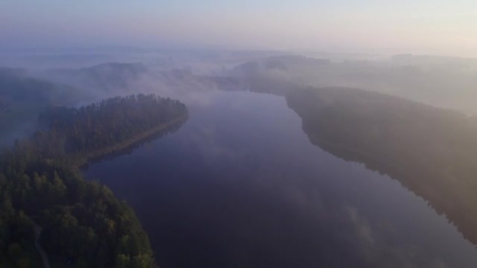 大湖雾美妙的早晨日出自然景观。早晨宁静美丽的雾湖，田园诗般的迷雾河鸟瞰图自然放松。史诗般的惊人雄伟的