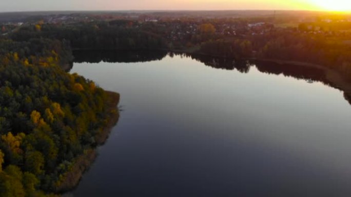 碧蓝的大湖的史诗般的俯视图。夕阳下清湖天空的倒影。池塘早晨日出。空中无人机视图秋天五颜六色的树木。鸟