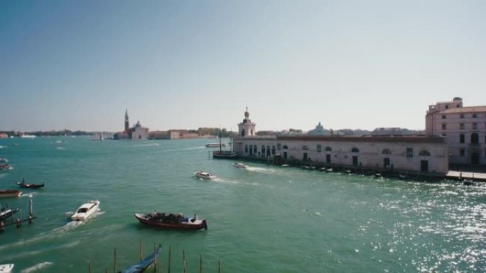 威尼斯氛围。带有移动吊船和船只的大运河景观