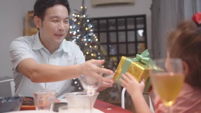 快乐的亚洲家庭庆祝圣诞节并在家里一起享用晚餐