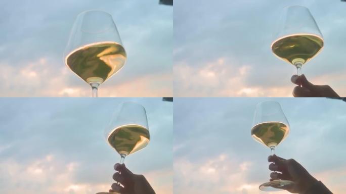 女人在杯子里测试和摇晃白葡萄酒。4k视频镜头UHD 3840x2160