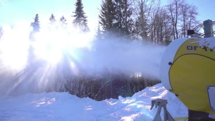 雪炮在日出的斜坡上制造人造雪，慢动作