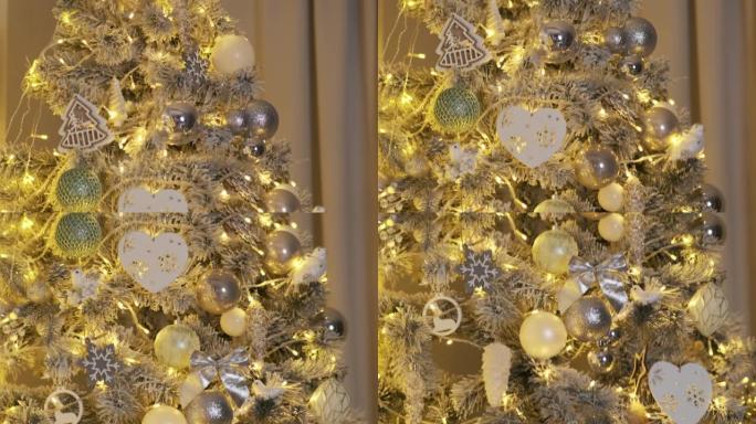 白色的圣诞树上装饰着金色的玩具。暖黄光。庆祝新年，圣诞节