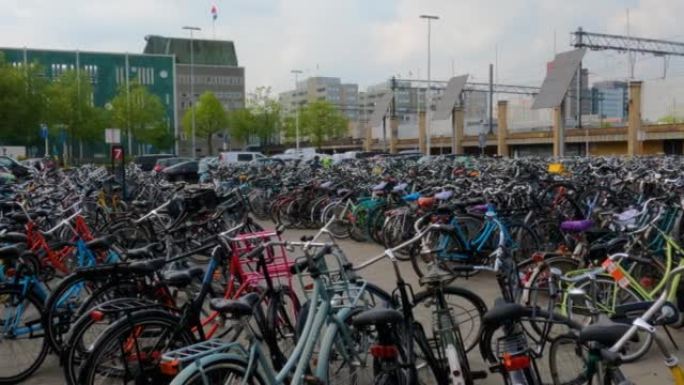 荷兰阿姆斯特丹埃因霍温中央车站附近有很多自行车