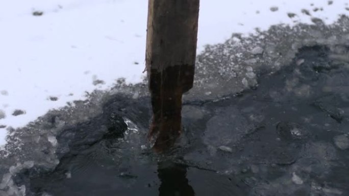 在冬季水中健康潜水之前，在冰上打洞