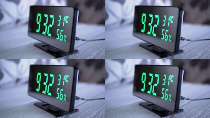 数字时钟在绿色显示上午9:32上显示时间、温度、空气湿度