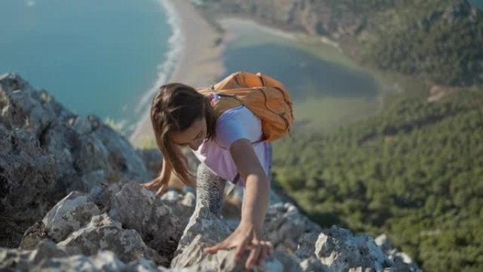 队友帮助徒步旅行者到达顶峰。夫妇在土耳其徒步旅行，帮助手的概念。慢动作女徒步旅行者攀岩者在土耳其美丽