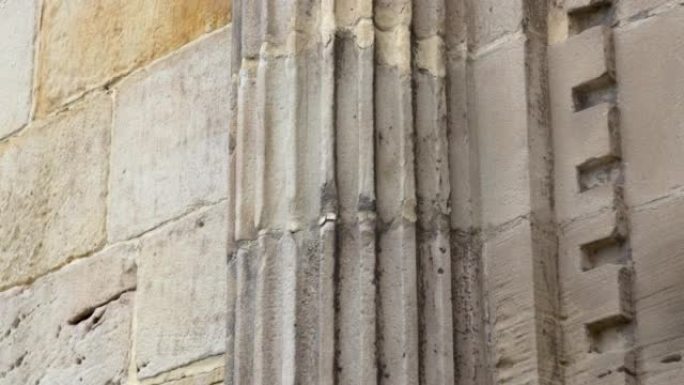 石制古董墙上古代建筑柱的雕刻纹理