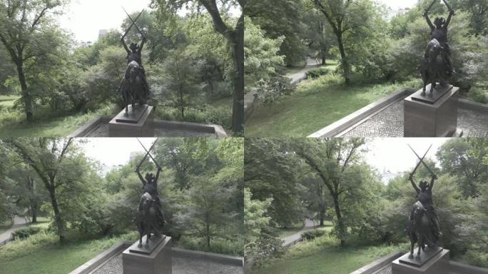 纽约市中央公园树木环绕的Jagiello国王纪念碑的无人机视图