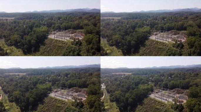 北卡罗来纳州西阿什维尔乡村大厅弗莱彻社区小山上高压电力分配中心的高架视图