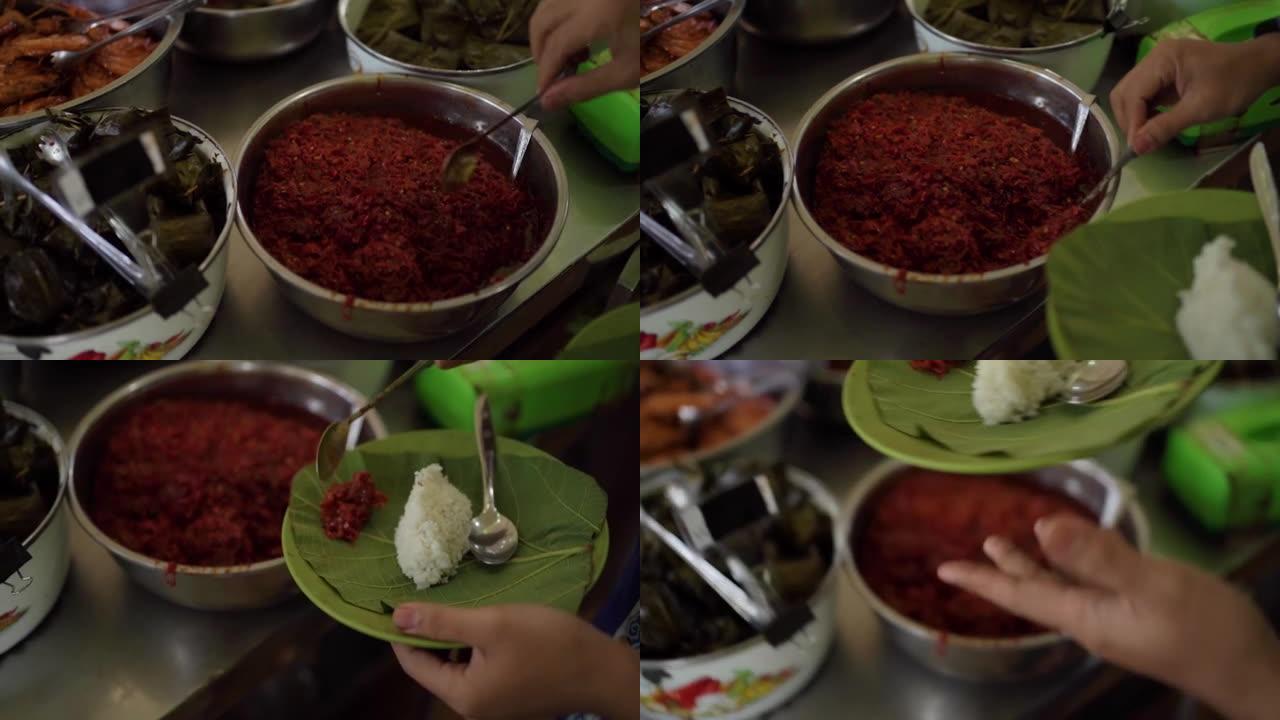 Nasi Jamblang的白米和桑巴。西爪哇Cirebon的传统米饭。蒸米饭包裹在芬芳的柚子叶中，