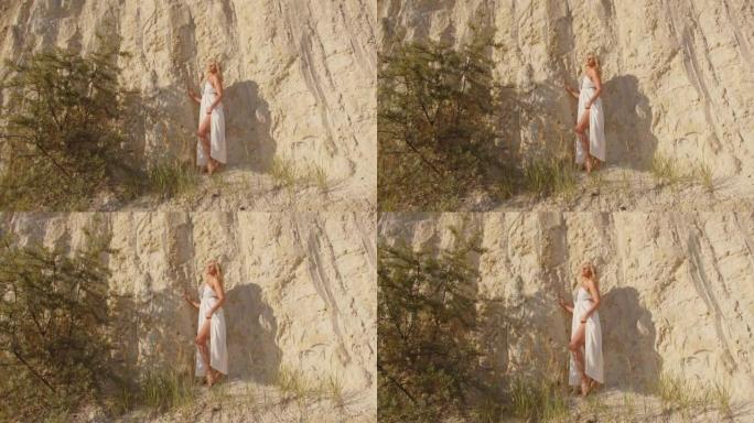 一个金发女孩正在采石场晒日光浴