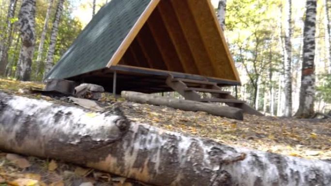秋季森林露营用木制凉亭。