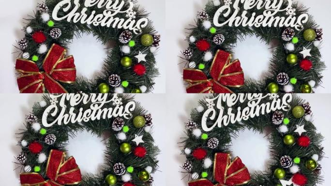 圣诞花环装饰节日前门，由云杉、银色蝴蝶结、星星和孤立在白色背景上的圣诞球制成