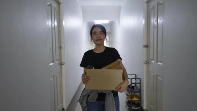 一个亚洲女人搬进了她的新学生宿舍。
