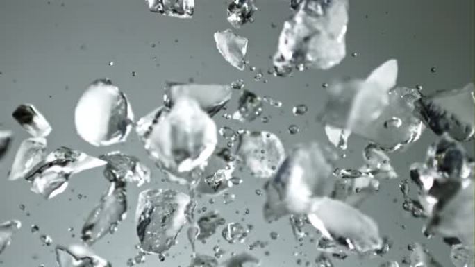 水花飞溅的冰块飞扬而下降。以1000 fps的高速相机拍摄。