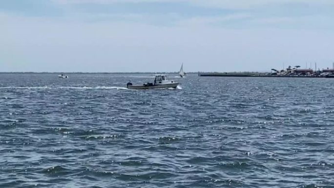 小渔船在巴比伦长岛海岸的大南湾检查螃蟹陷阱