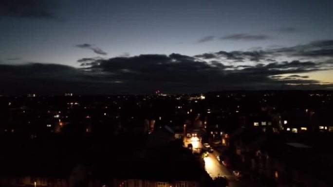 夜间照明城市的最佳鸟瞰图。日落之后和月亮升起开始的精彩镜头