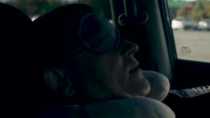 疲倦的司机戴着睡眠面罩试图入睡。