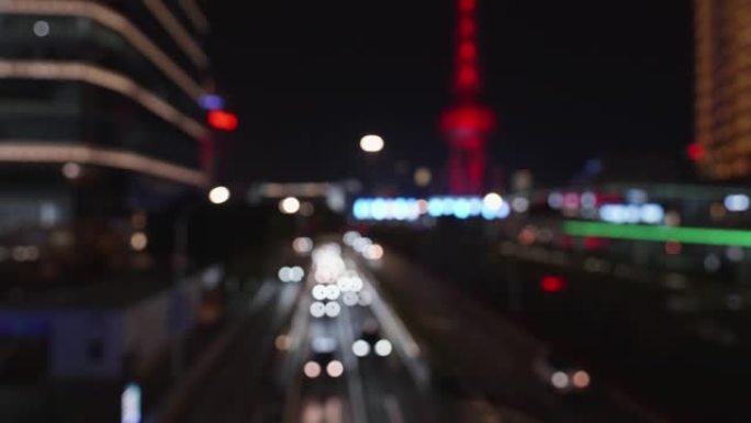 散焦道路交通运输城市之夜。模糊的灯bokeh汽车前灯行驶黄昏城市道路。模糊的夜间城市交通。背景城市街