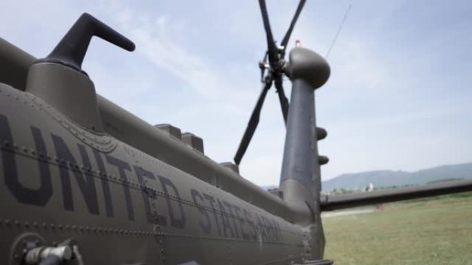 军用直升机机身侧面题字 “美国陆军”