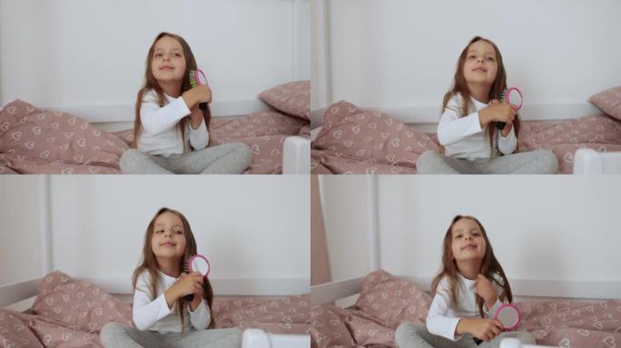 5岁的女孩早上在卧室里刷长发。