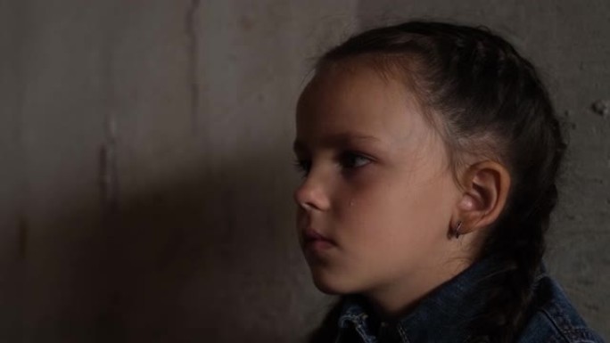 在防空洞里的乌克兰儿童眼中含着泪水。一个在防空洞里的孩子。