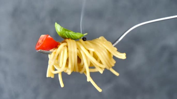 意大利面条番茄和罗勒在叉子上