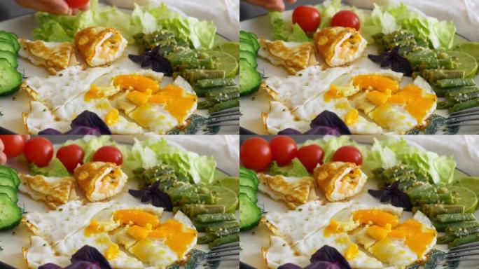 早餐有美味的蔬菜炒鸡蛋和新鲜番茄。酮饮食早餐富含脂肪和蛋白质。在炒鸡蛋中加入新鲜的圣女果，以增加风味