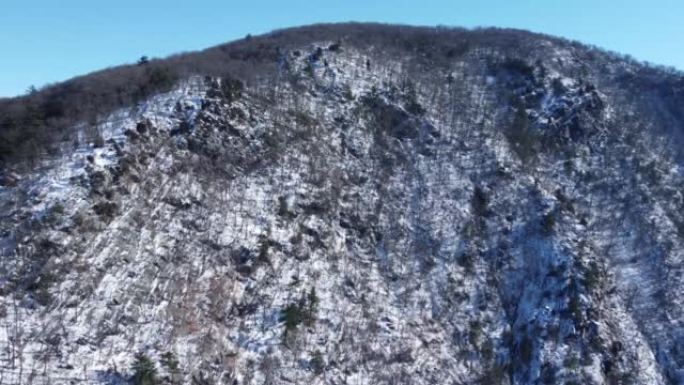 白雪覆盖的山脉的无人机镜头