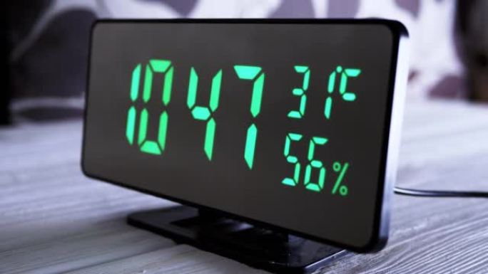 数字时钟在绿色显示上午10:47上显示时间、温度、空气湿度