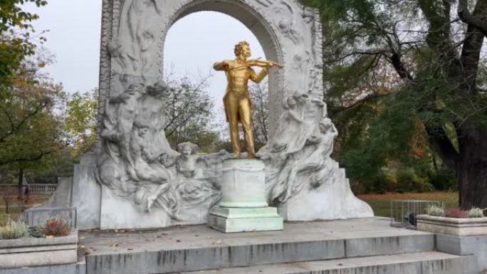 维也纳体育场内的作曲家约翰·施特劳斯雕像
