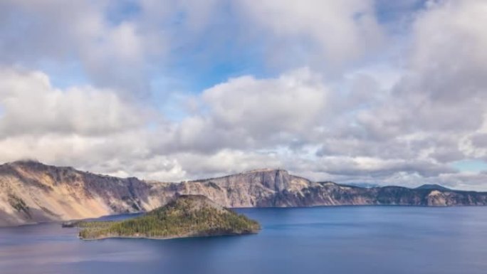 俄勒冈州火山口湖上方移动的云层的时间流逝