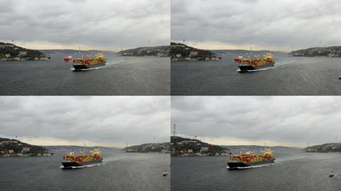 油轮穿过博斯普鲁斯海峡。