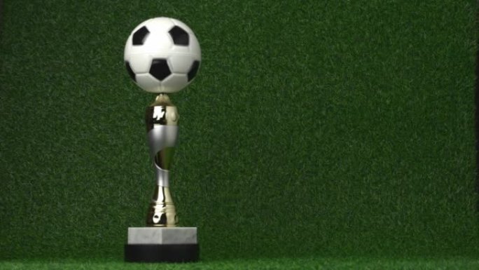 足球冠军奖杯随着金色的五彩纸屑而旋转。视频4K