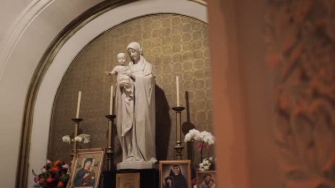 天主教堂内圣母玛利亚雕像的特写