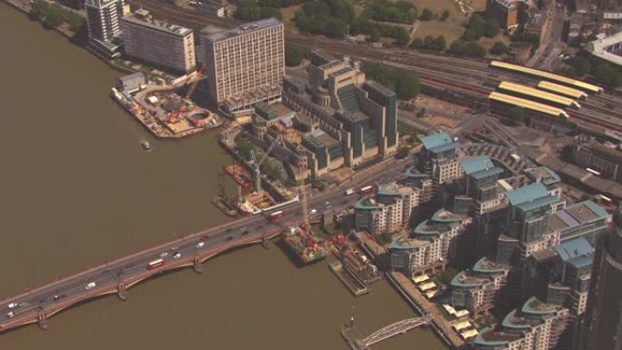 沃克斯豪尔桥，泰晤士河和军情六处大楼的鸟瞰图，伦敦，英国。4 k
