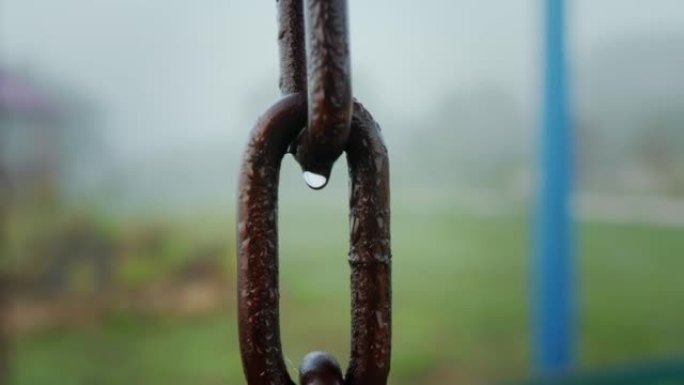 自然背景下雨后滴落的铁链
