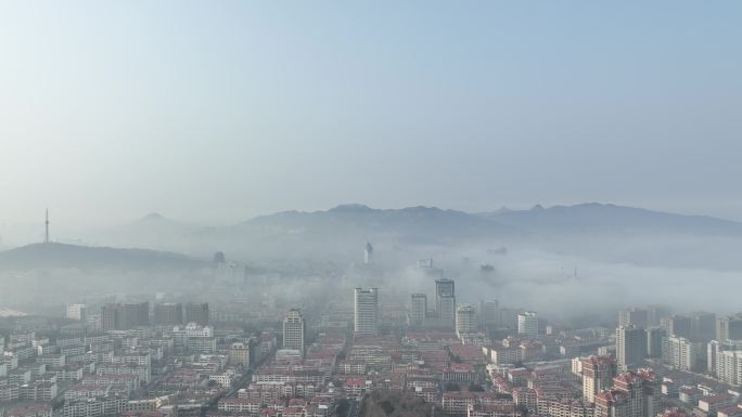 航拍平流雾下的威海市环翠区城市