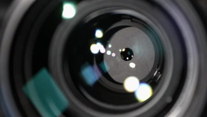 光圈叶片的宏观拍摄。光学玻璃上带有信号弹的相机镜头