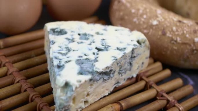 桌上蓝纹奶酪的细节照片