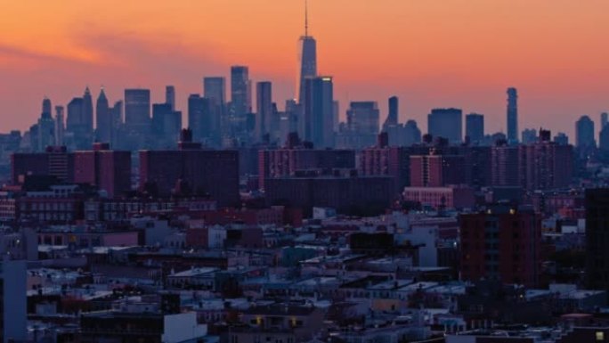 曼哈顿市中心和自由塔在日落时分，映衬在色彩缤纷的戏剧性天空下。日落时分，布鲁克林住宅区的远景。带有平
