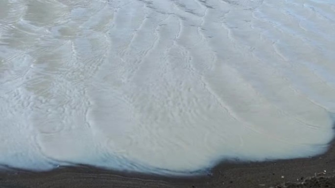 小波浪，沙滩上的软波浪，用于打开视频，文本空间。白色沙滩，沙滩上的海浪