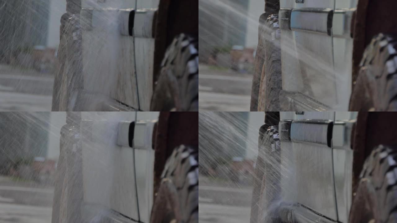 汽车表面的水滴，用于在家清洁汽车。