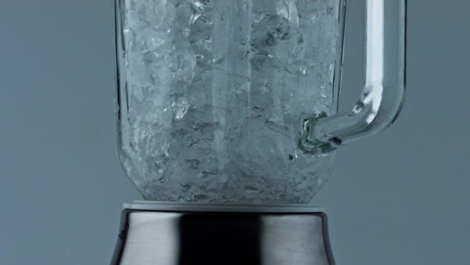 鸡尾酒搅拌机研磨冰特写。酒吧保管员设备粉碎冷冻立方体