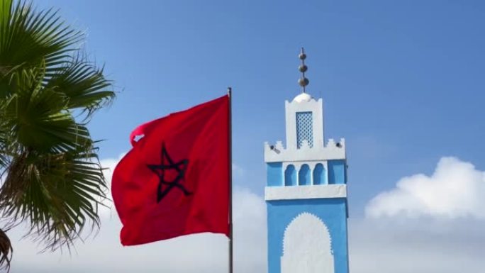 蓝白相间的清真寺尖塔上飘扬着摩洛哥国旗