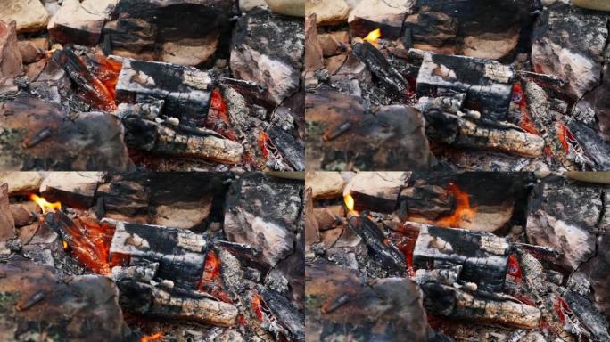 特写镜头中燃烧着的篝火，烧着阴燃的煤。顶视图。野餐和烧烤。壁炉的温暖