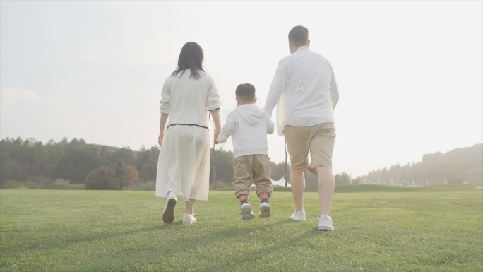 温馨三口之家幸福生活欢乐童年年轻妈妈陪伴