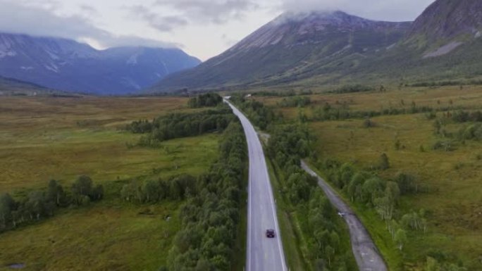 穿越挪威高地的道路上汽车的风景鸟瞰图